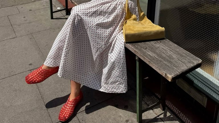 Jelly shoes: cómo llevar las sandalias de goma que son tendencia este verano
