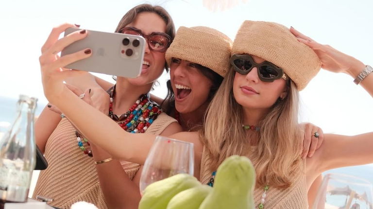 Así se lleva el pillbox de rafia este verano: ideas de look para copiar ya