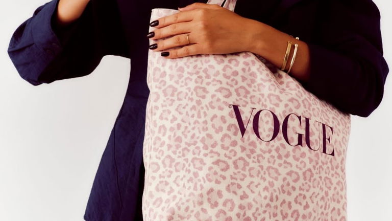 El regalo de Vogue agosto 2025 que todas quieren: el tote bag más buscado del verano