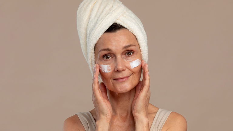 Todo lo que necesitas saber para elegir tu crema antiedad