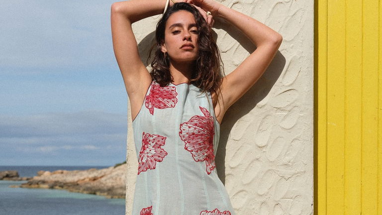 Bordados, ligeros y con alma: los vestidos de verano más especiales están en esta firma española