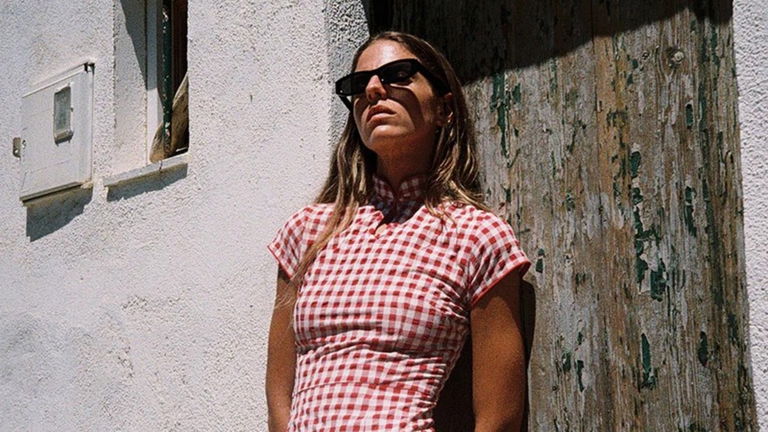 Vestidos vichy: el estampado eterno que vuelve con más fuerza (y color) que nunca