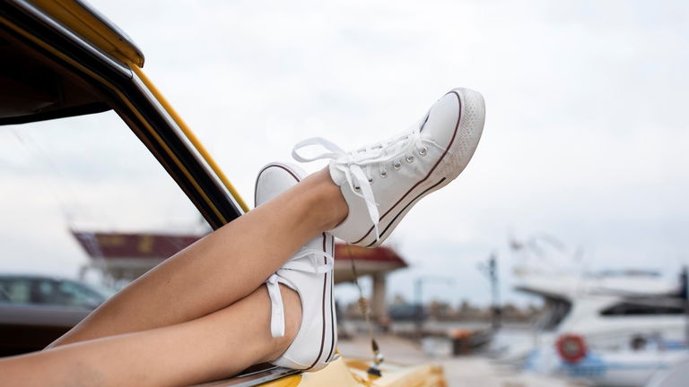 Cómo combinar zapatillas con estilo: consejos para un look perfecto