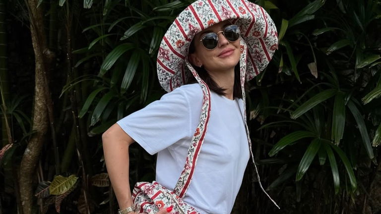 Alexandra Pereira lleva el sombrero y el neceser más bonitos del verano (y son de una marca española)