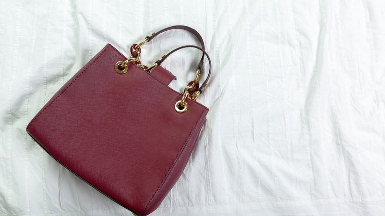 Los 5 bolsos burdeos que vas a querer llevar todos los días