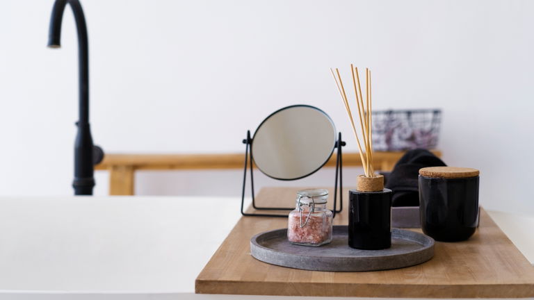 Estilo en cada rincón: accesorios que reinventan tu baño