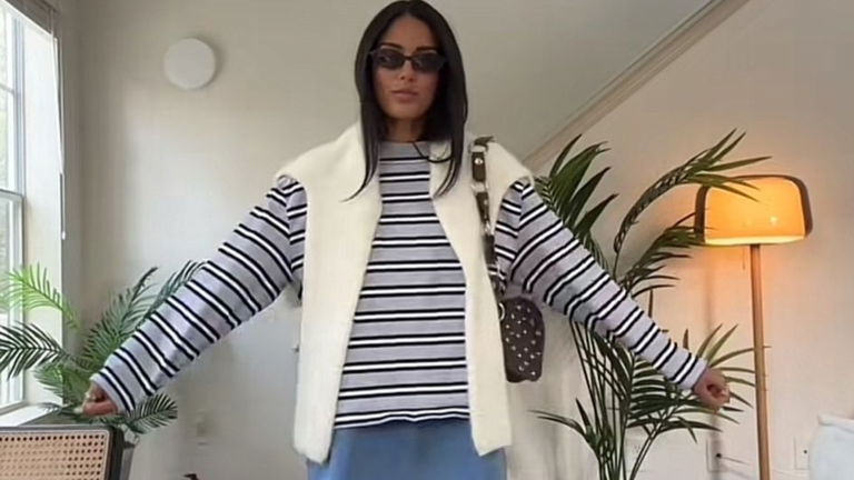 Cómo llevar un vestido vaquero en entretiempo: con rayas, cárdigan y flip-flops