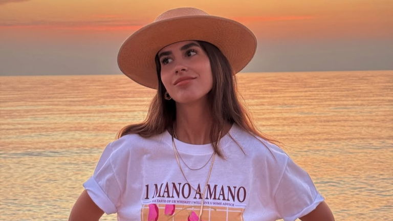 Mery Turiel apuesta por Susmie’s con la falda reversible más versátil del verano