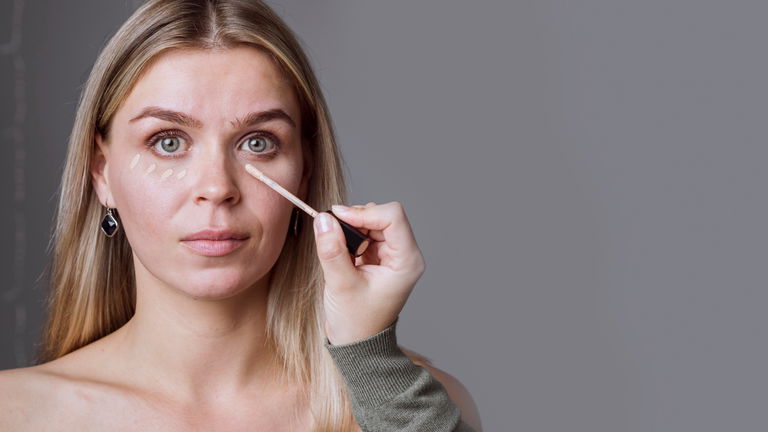 ¿Tienes la piel madura? Estos son los 3 puntos clave para aplicar corrector y olvidarte de las ojeras