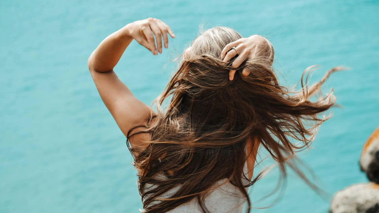 Los mejores productos para cuidar el pelo si vas a la playa o la piscina (y evitar que se estropee)