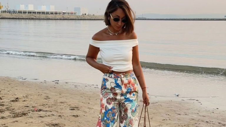 Cómo combinar el pantalón de flores más especial de Zara (también en entretiempo)