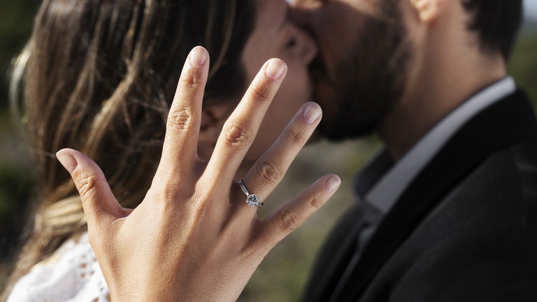 Anillos de compromiso 2025: las 10 marcas más buscadas y tips para elegir el tuyo