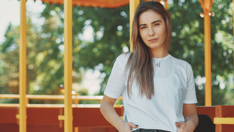 5 marcas con camisetas blancas básicas de calidad que no se transparentan