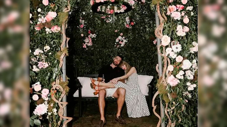 Taylor Swift se compromete con Travis Kelce con un vestido de rayas y sandalias que puedes copiar por poco más de 100€