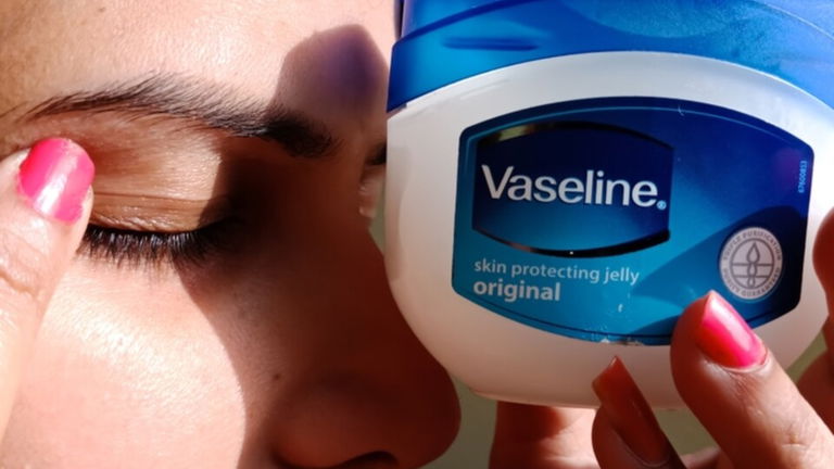 Slugging: la técnica viral para una super hidratación ¿Vale la pena dormir con vaselina en la cara?