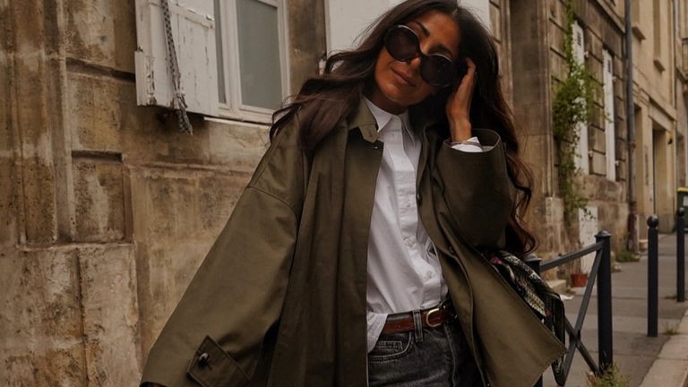 El trench verde es la gabardina que compite con el beige en el armario de las francesas