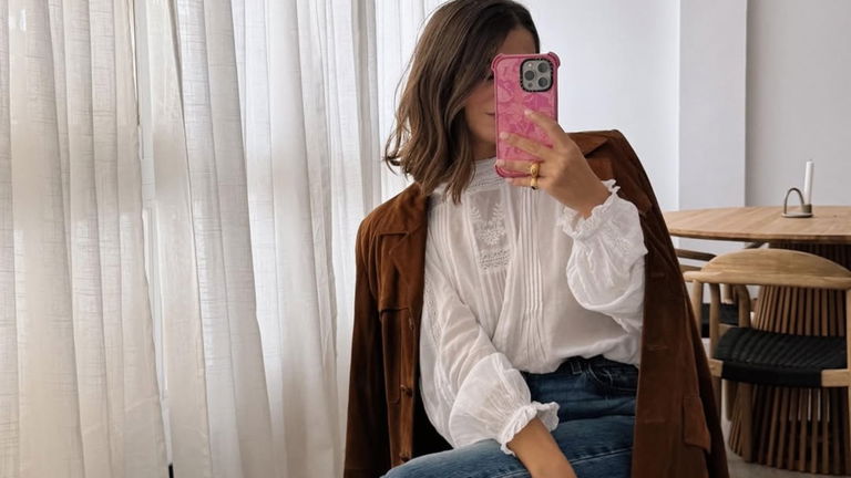 El look perfecto para ir a trabajar este otoño lo resuelves con camisa bordada y chaqueta de ante