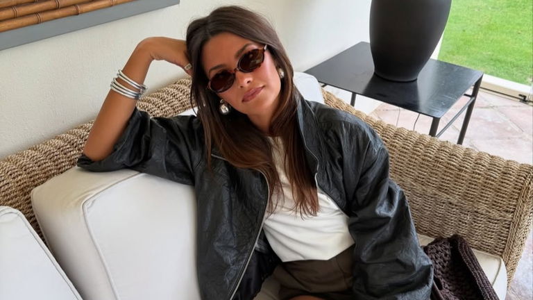 María Martín de Pozuelo combina el vestido lencero de Zara con la bomber de piel marrón chocolate que se lleva este otoño
