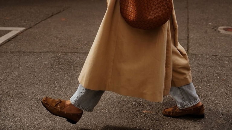 Cómo se llevan los mocasines este otoño: inspiración de street style para llevarlos a diario