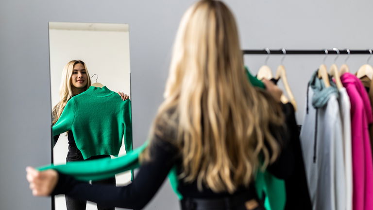 Trucos de estilismo virales para reinventar tu ropa con estilo
