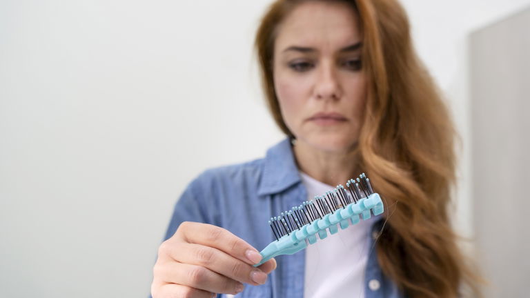 Lo que debes hacer si se te cae más el pelo en otoño (y lo que no)