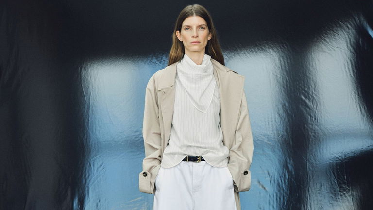 Zara y Mango apuestan por camisas con pañuelo multiposición: la tendencia que combina moda y accesorio