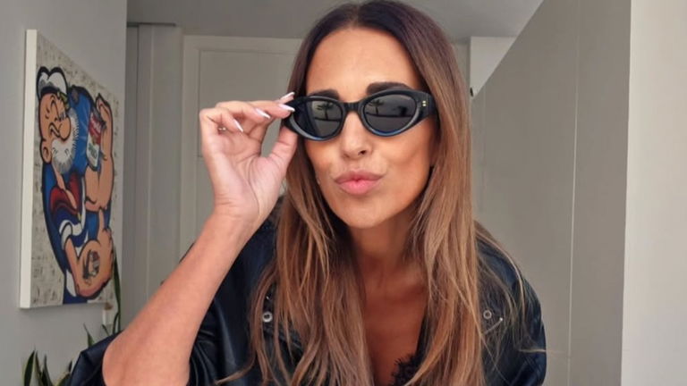 Paula Echevarría tiene el look total black de Stradivarius con vestido lencero y cazadora efecto piel que vas a querer copiar