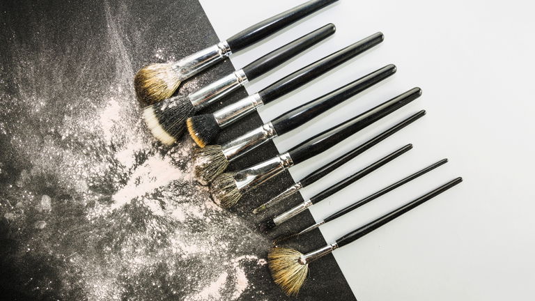 ¿Cómo se limpian las brochas de maquillaje? Los métodos de los expertos
