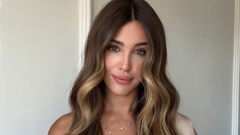 Teresa Bass explica cómo hace las ondas deshechas que lleva en todos sus looks con unas tenacillas de ghd