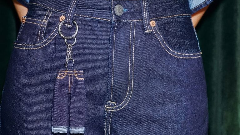 Stradivarius tiene los vaqueros más virales y favorecedores de la temporada