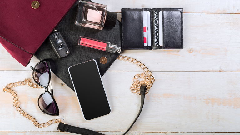 Los mini productos de maquillaje que no pueden faltar en tu bolso este otoño