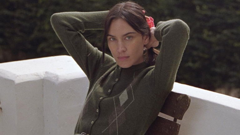 Alexa Chung protagoniza la nueva campaña de Zara: 6 looks británicos que querrás copiar
