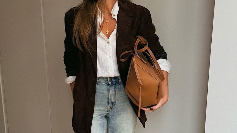 Adiós a la americana negra: la blazer marrón chocolate toma el relevo este otoño