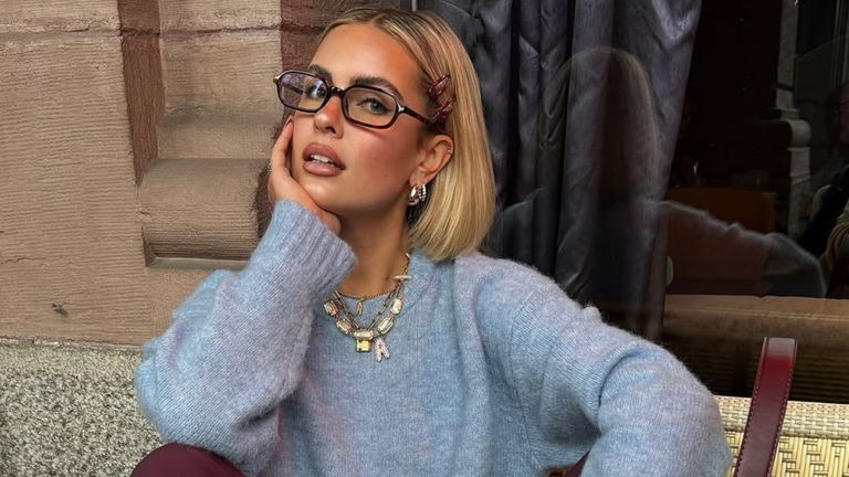 Así se lleva el jersey azul este otoño: tres looks que lo confirman