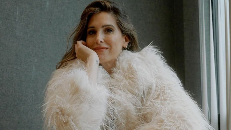 Así combina Estíbaliz Prieto el blanco este otoño: falda y abrigo que iluminan cualquier look