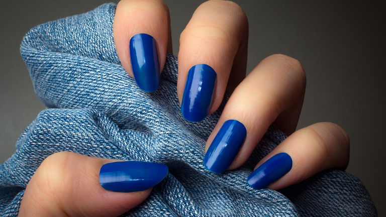 Azul en las uñas: 7 diseños que transforman el color de la temporada en arte