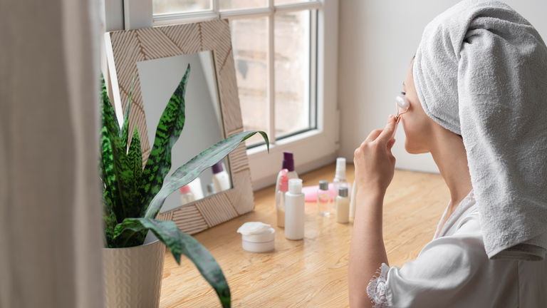 ¿Cómo crear tu rutina de cuidado facial desde 0? Consejos de las expertas en cosmética