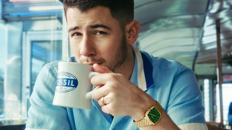 Nick Jonas se atreve con la relojería: su colección con Fossil es puro lujo vintage, en edición limitada