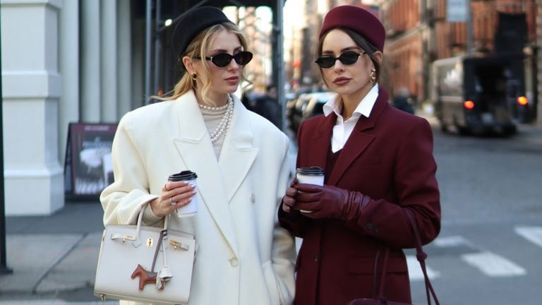 El pillbox hat vuelve en versión lana y pelo (y se ha colado en el street style de otoño)