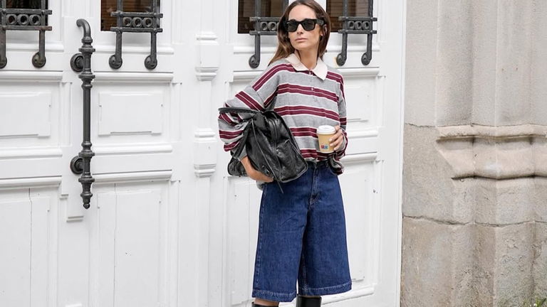 Las insiders lo tienen claro: los looks con bermudas denim, botas altas y polo de rayas son la fórmula ganadora