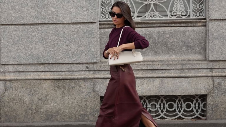 Flechazo con la falda de piel burdeos que Alexandra Pereira ha llevado en Milán