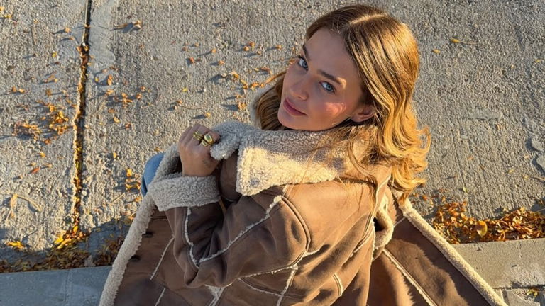Laura Escanes tiene el abrigo marrón de Desigual que combina con todo este otoño