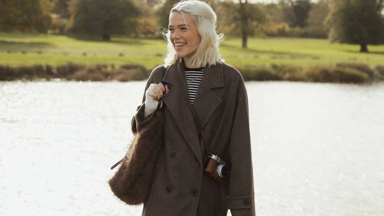 Los bolsos de pelo llegan este otoño-invierno dispuestos a quedarse (y elevan cualquier look básico)