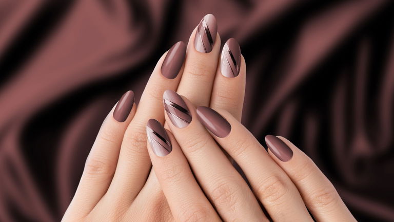 Manicuras moka y marrones: el color tendencia que conquista nuestras uñas en 2025