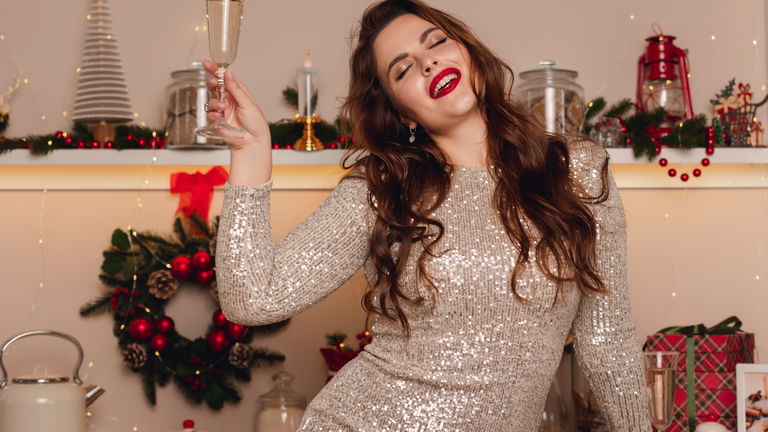 Tres vestidos de Mango Outlet que lo tienen todo para brillar esta Navidad (desde 8,99 €)