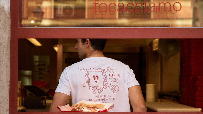 Moda con sabor: Scotta y Focacciamo celebran el placer de lo cotidiano con una colaboración cápsula