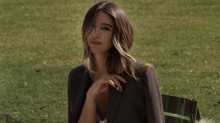 El look boho de Teresa Bass que nos ha hecho querer un poncho marrón ya