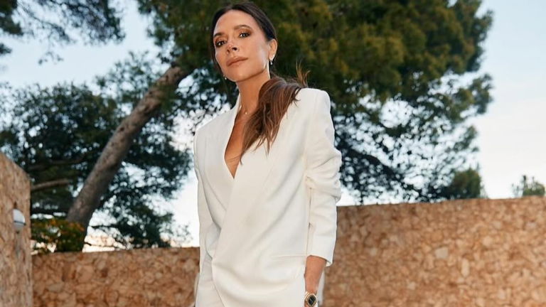 La colaboración de Victoria Beckham con Mango deja uno de sus tesoros más buscados a 39,99 €