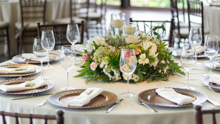 Ideas chic de centros de mesa navideños para sorprender en tus cenas