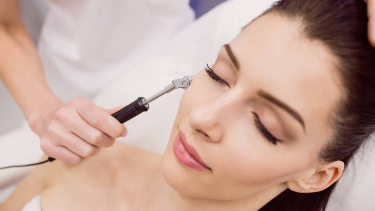 Dermaplaning: qué es, cómo funciona y por qué los dermatólogos piden precaución